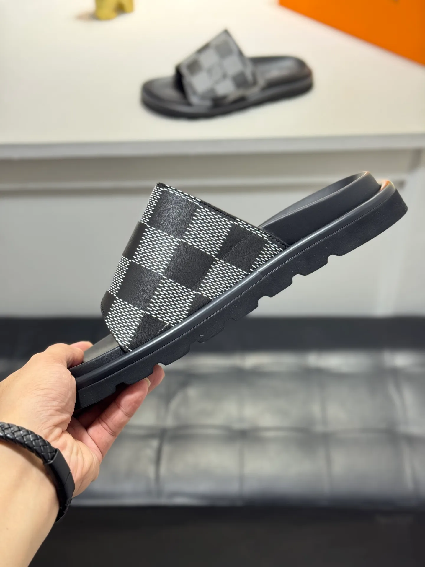 Men's Men's Shoes💰360 [New Style]🦇🦇Top Original [Louis Vuitton] Slippers for Couples👫Spring and Summer Style🎯🎯As an active family in the fashion industry ⭐ Lv takes bold innovation as its true nature ⚡Fabric and floral with hardware🔥Clean and neat ⚡Fashionable and elegant🌹Multiple colors available Size: 36-44 (45. Customized